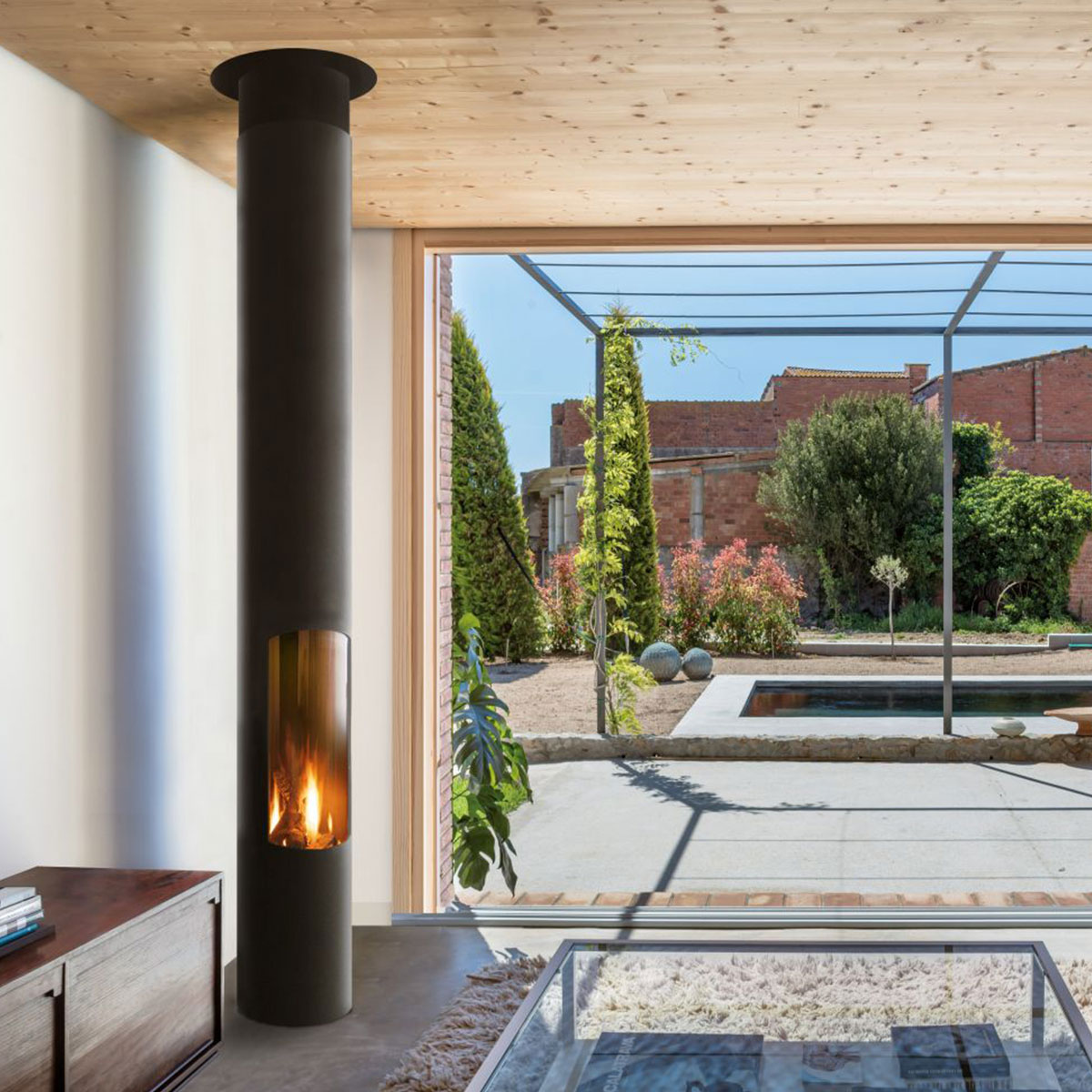 wood-fire-central-slimfocus-with-base-black-slimfocus-ambiance-1